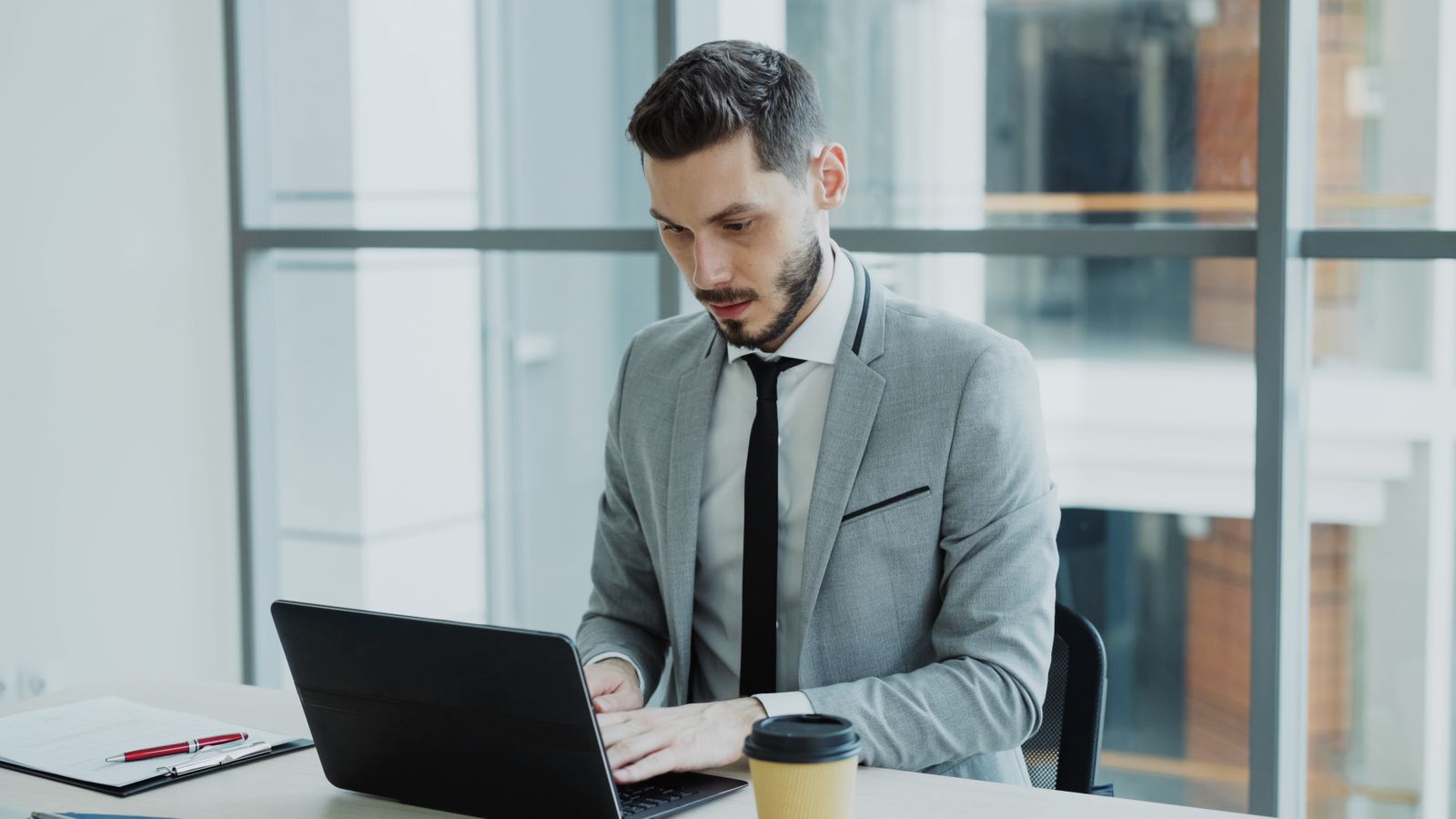 Professionnel travaillant sa stratégie LinkedIn au bureau