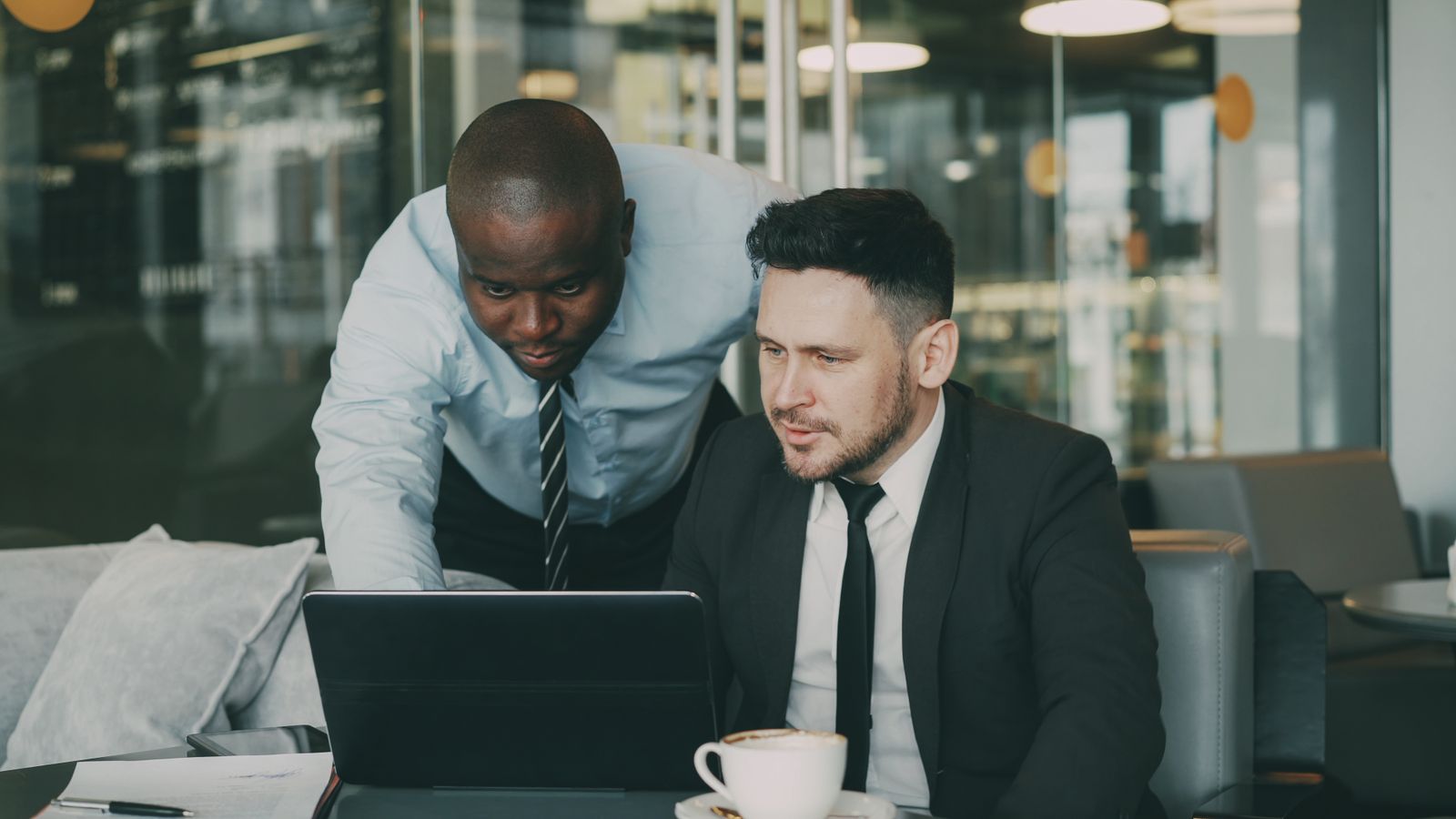 Professionnels collaborant ensemble sur un ordinateur portable au bureau, illustration du travail en équipe sur LinkedIn
