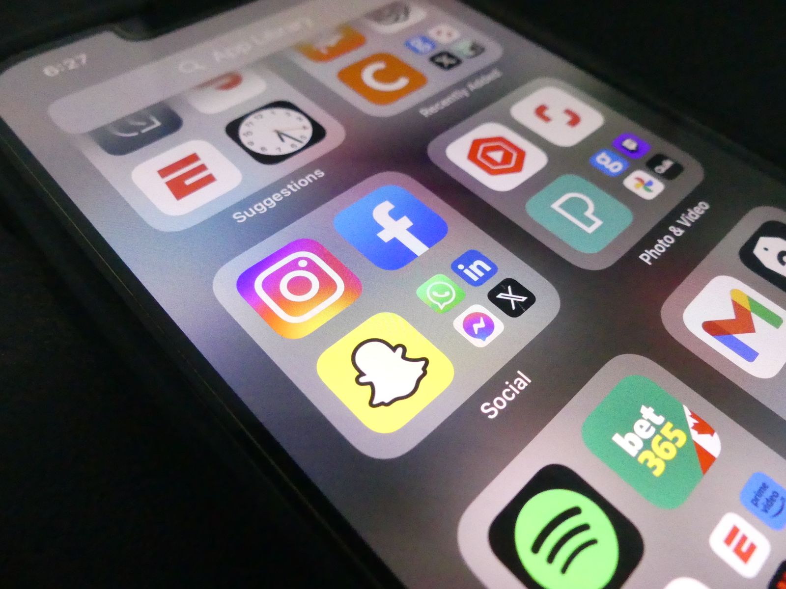 Écran de smartphone affichant les icônes des principales applications de réseaux sociaux