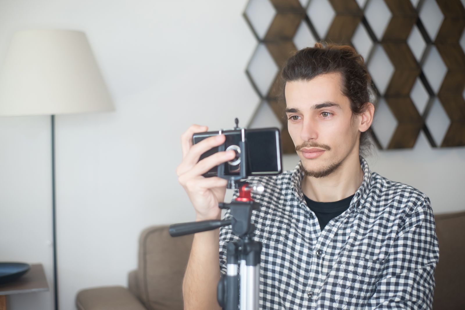 Créateur de contenu filmant une vidéo verticale avec son smartphone sur trépied pour TikTok