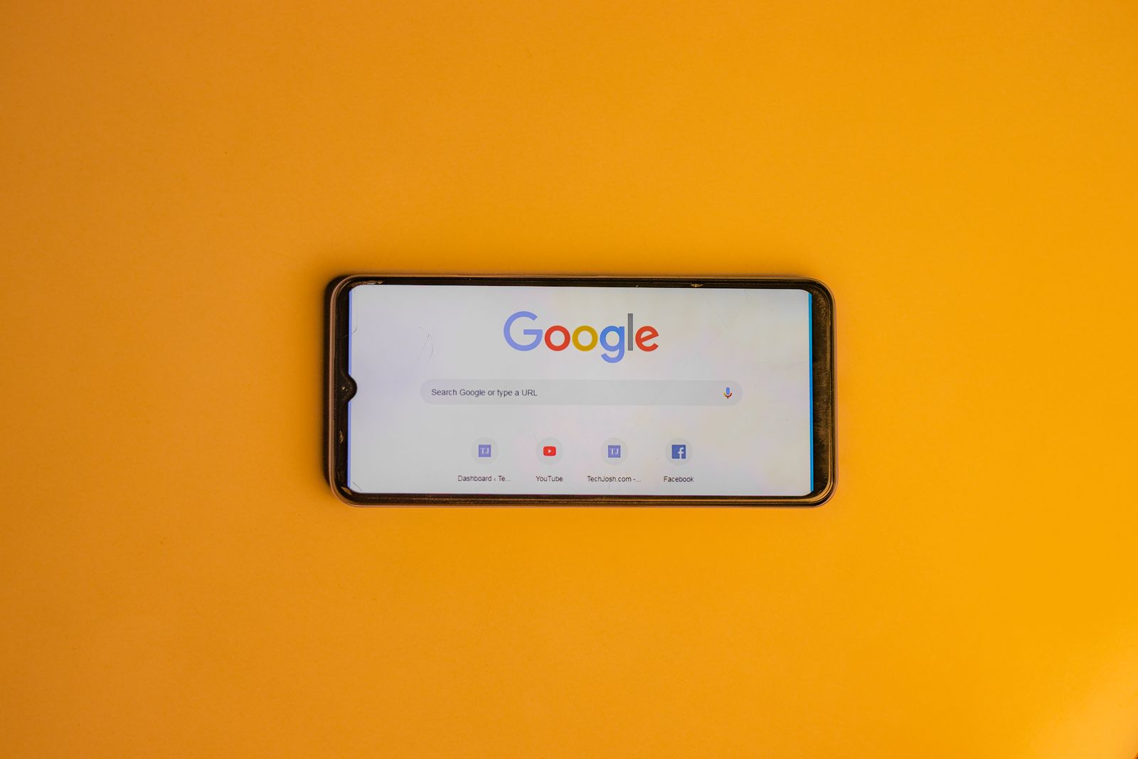 Écran de smartphone affichant une recherche, illustration du mode IA sur Facebook