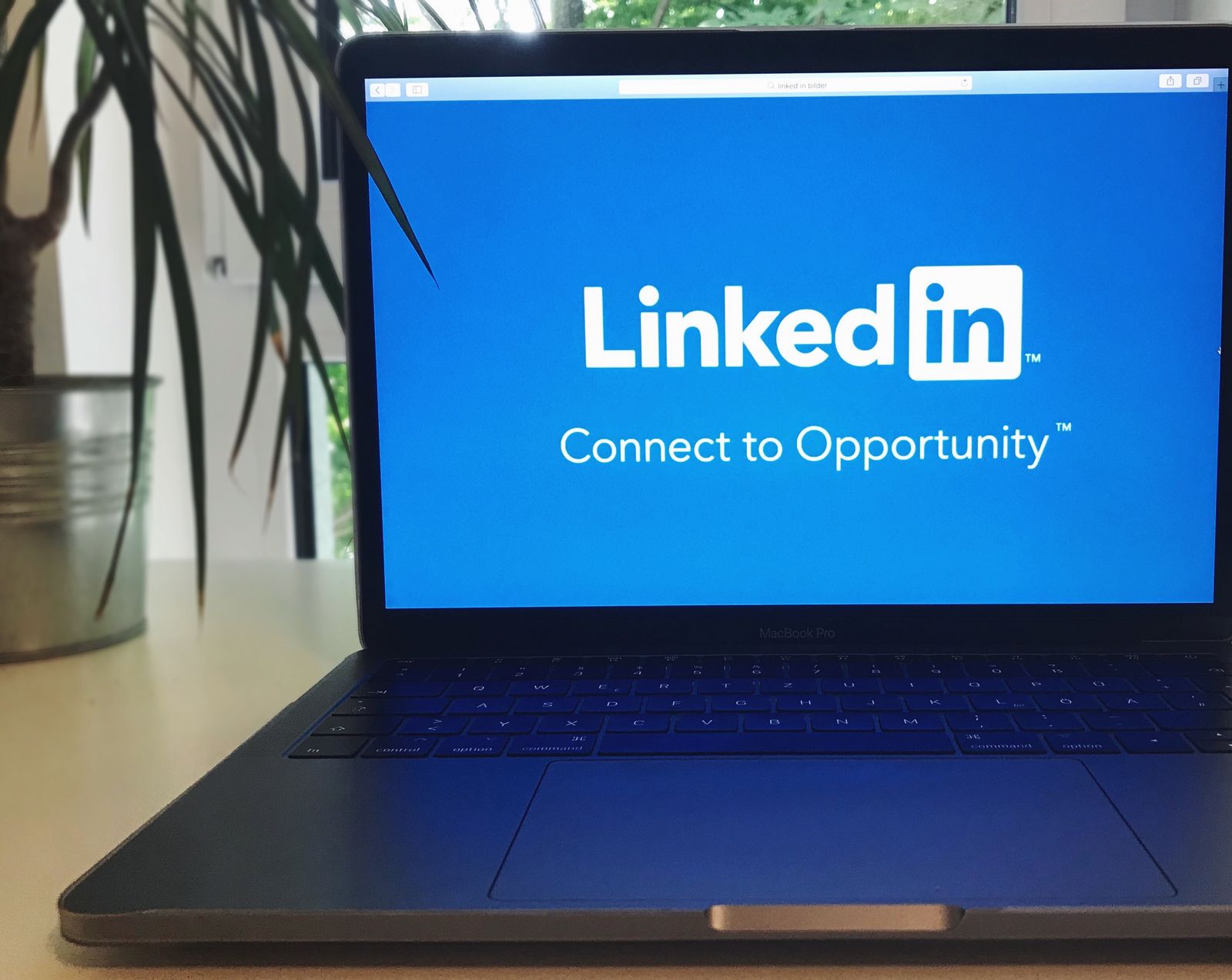 Logo LinkedIn affiché sur un écran d'ordinateur portable