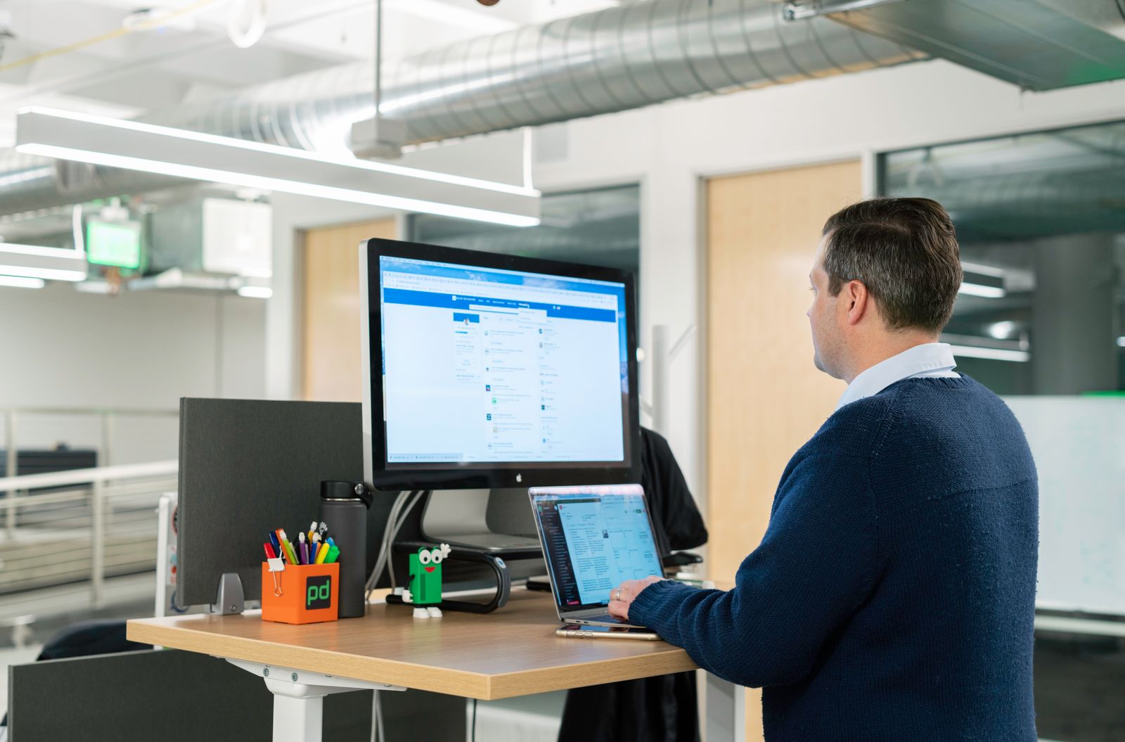 Professionnel utilisant LinkedIn sur ordinateur portable dans un bureau moderne