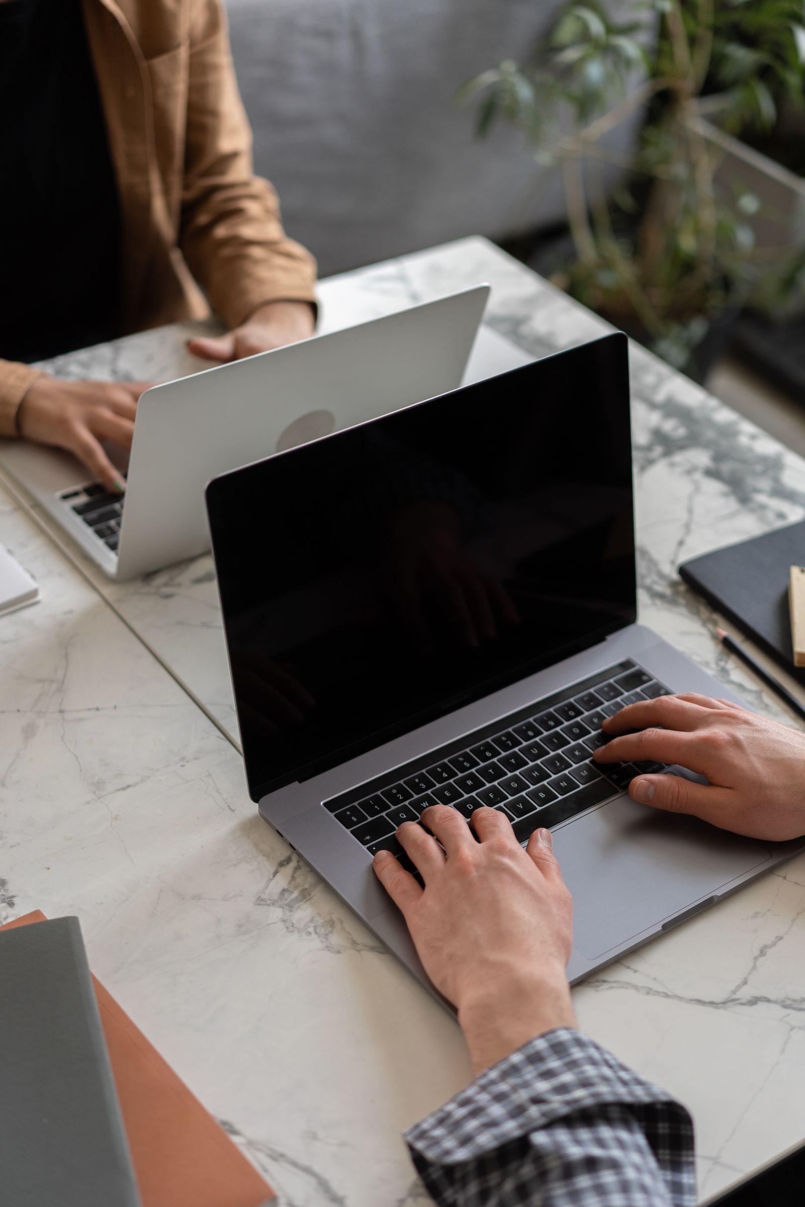 Personnes travaillant sur leurs ordinateurs portables dans un bureau, vérification de contenus en ligne