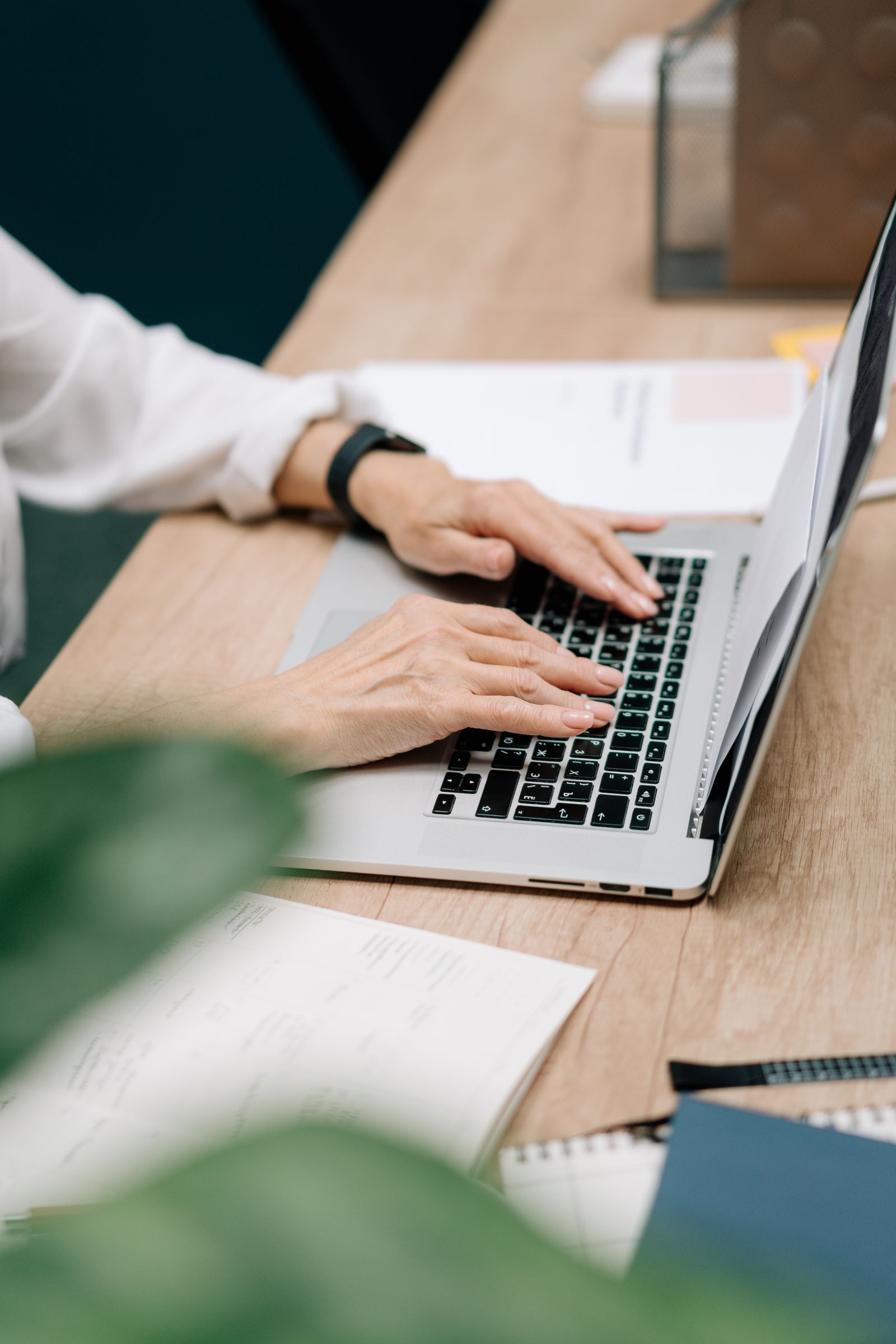 Personne travaillant sur un ordinateur portable au bureau, illustrant l'usage d'outils IA au travail