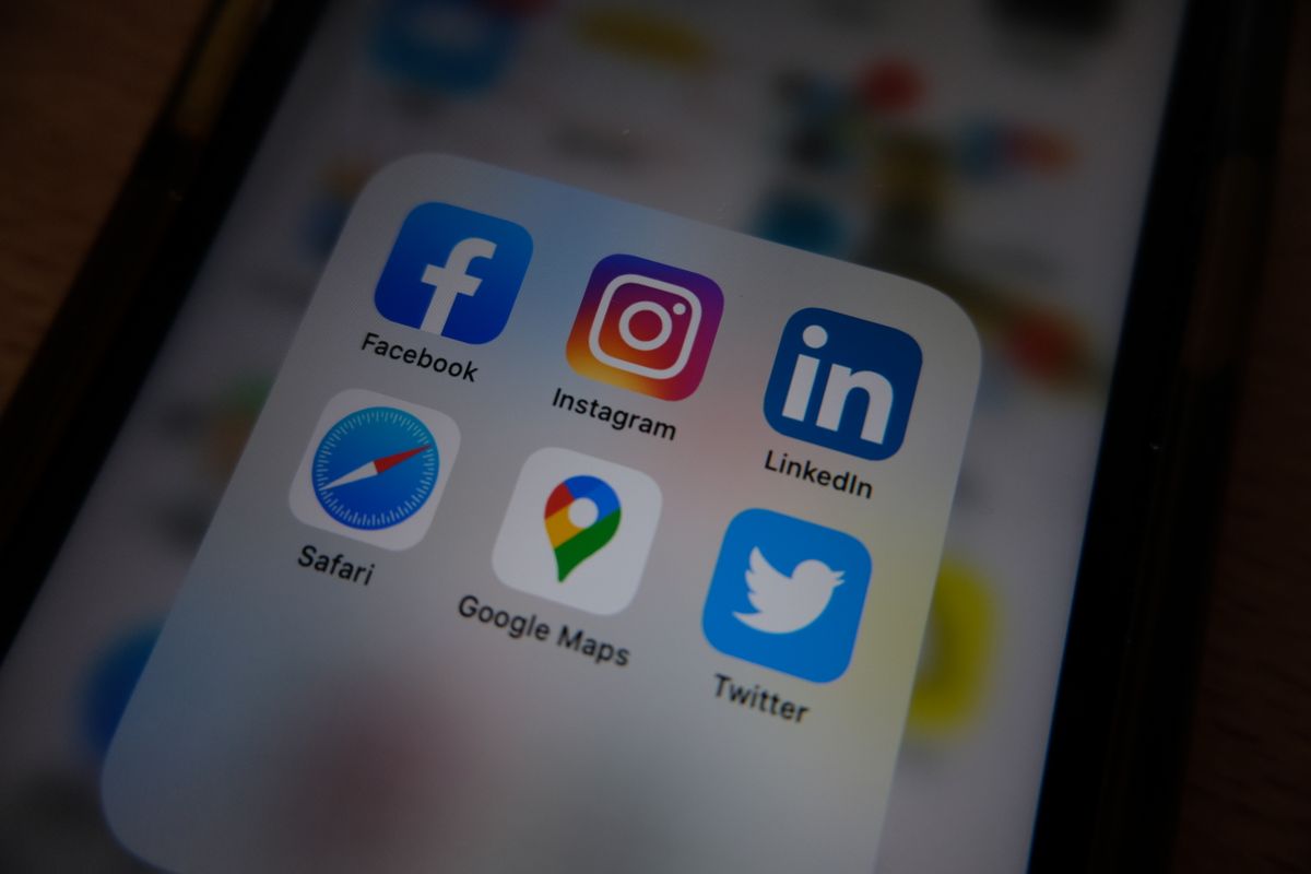 Icônes des principales applications de réseaux sociaux (Facebook, Instagram, LinkedIn) sur un smartphone
