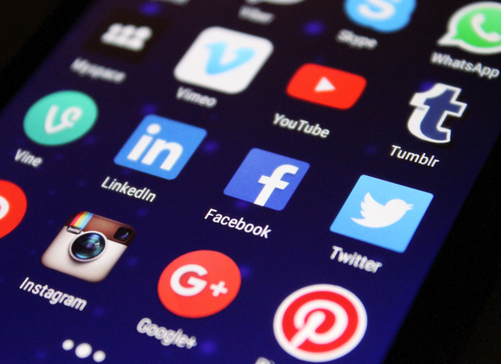 Écran de smartphone affichant des icônes d'applications de réseaux sociaux