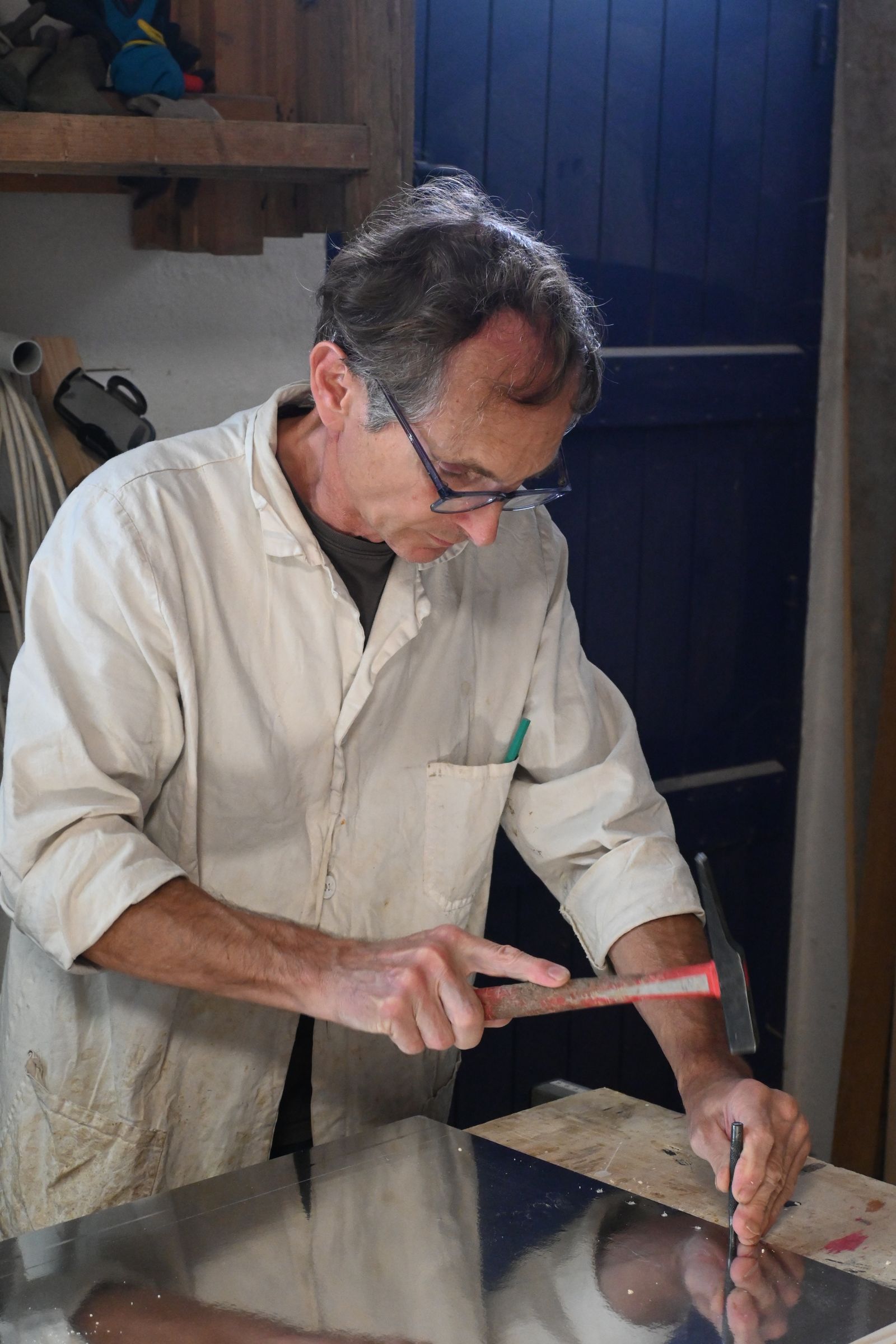 Artisan menuisier dans son atelier, exemple de TPE cherchant à développer sa communication digitale à Annecy