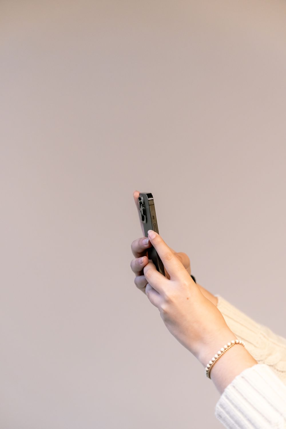 Main tenant un smartphone sur fond clair, illustration des profils Instagram