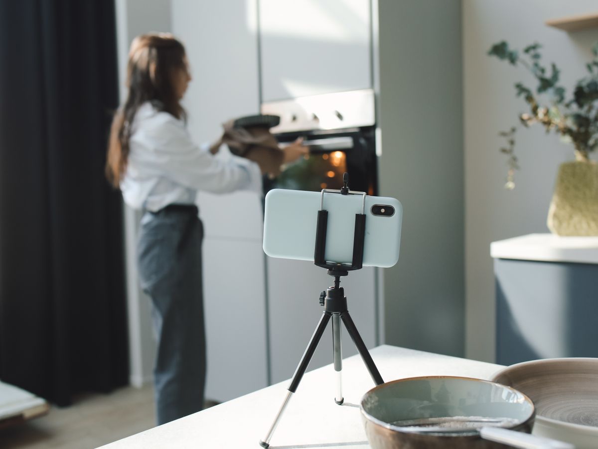 Storytelling de marque : une pâtissière filme les coulisses de sa préparation avec un smartphone sur trépied